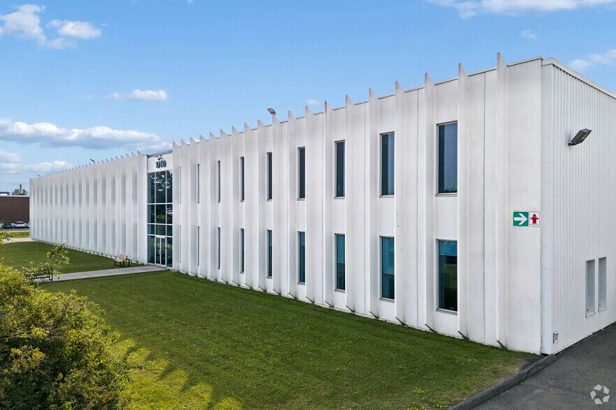 More Photos Of 1710 Rte Transcanadienne, Dorval Distribution For Lease