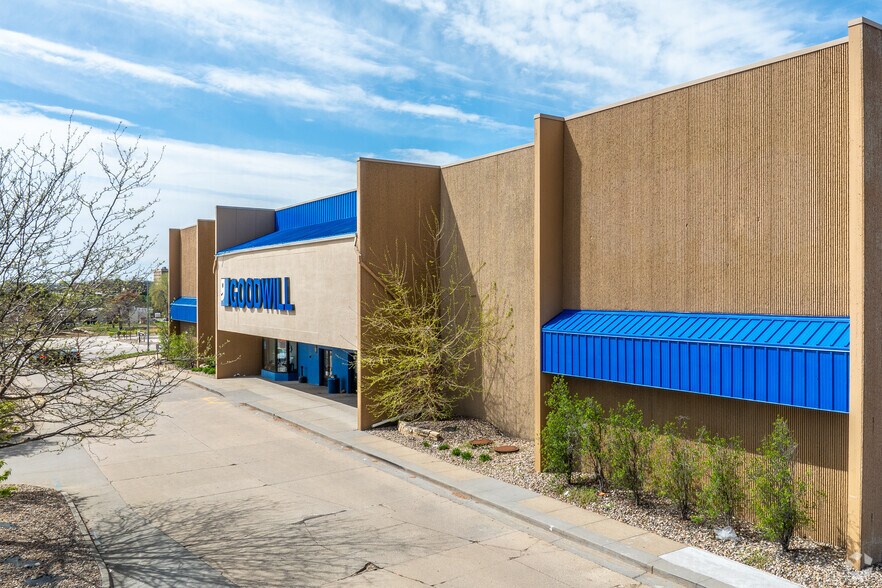 More Photos Of 1600 Valley West Dr, West Des Moines Storefront For Lease