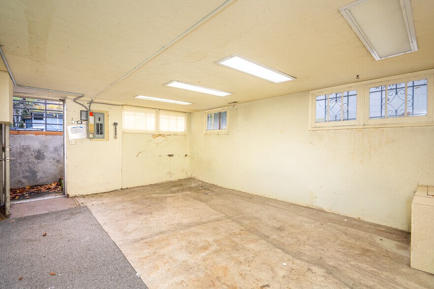 More Photos Of 990 W 7th Ave, Eugene Office For Sale