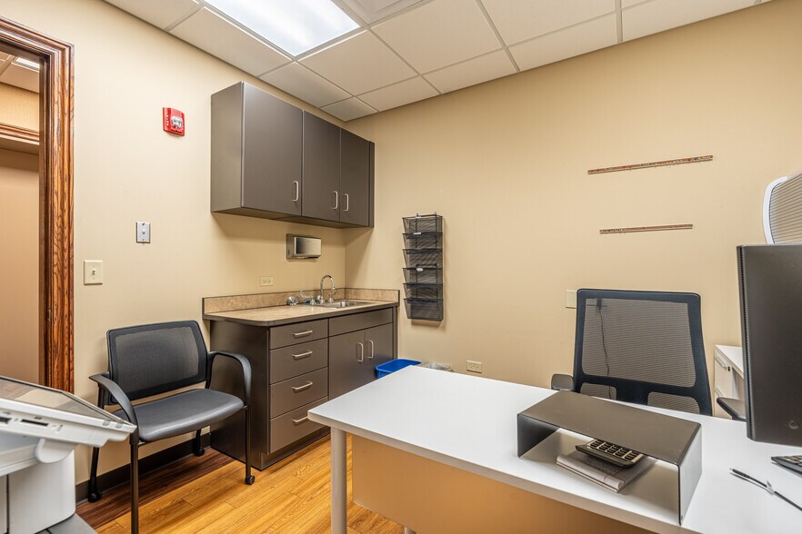 More Photos Of 16610 W 159th St, Lockport Medical For Sale