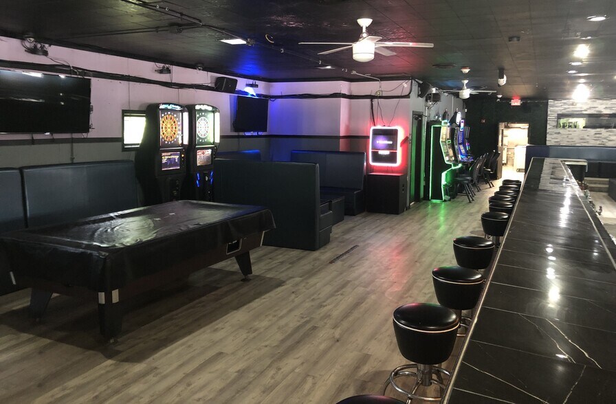 More Photos Of 37895 N Sheridan Rd, Beach Park General Retail For Sale