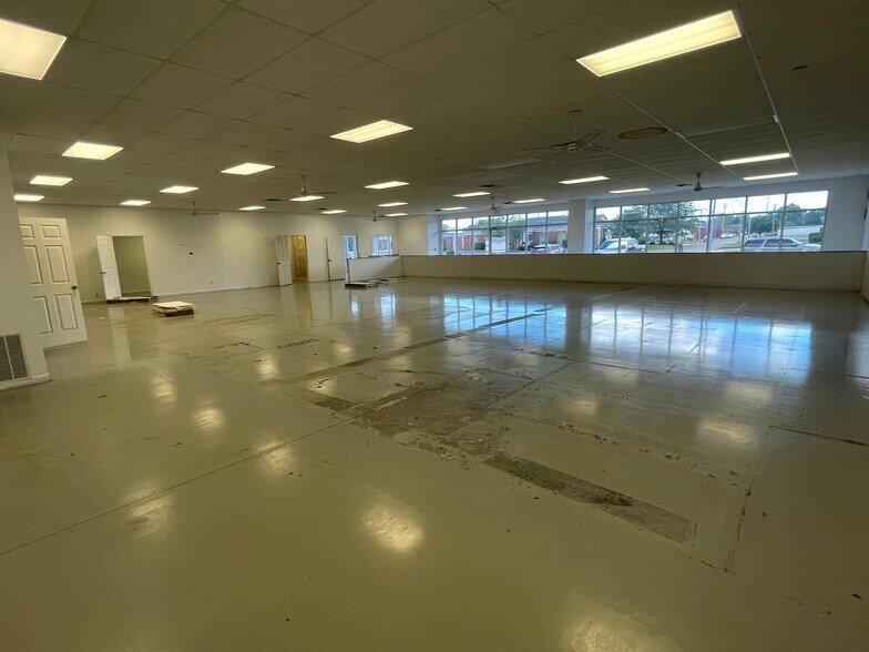 More Photos Of 2018 Maxwell Ave, Evansville Storefront For Sale