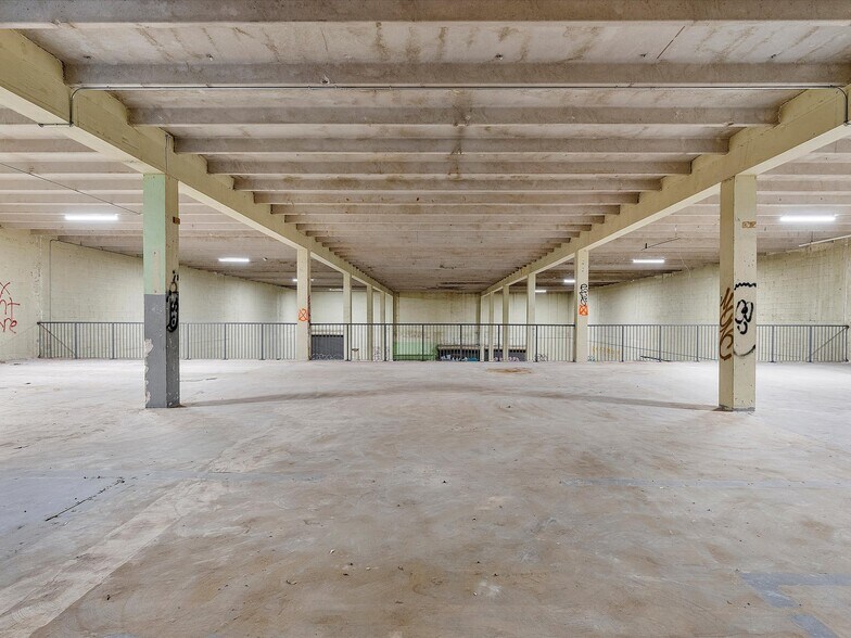 More Photos Of 301 NW 36th St, Miami General Retail For Sale