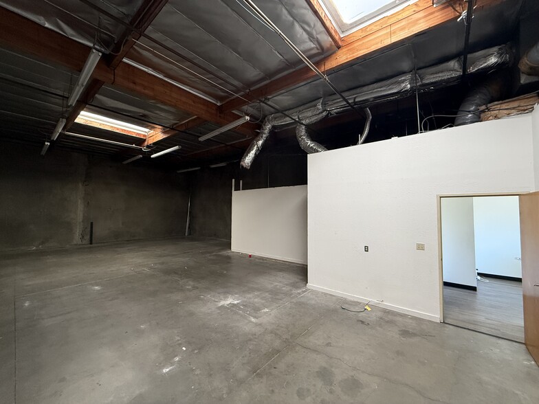 More Photos Of 12987-12999 Arroyo St, San Fernando Warehouse For Lease