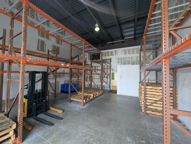 More Photos Of 585 NW Mercantile Pl, Port Saint Lucie Light Manufacturing For Sale