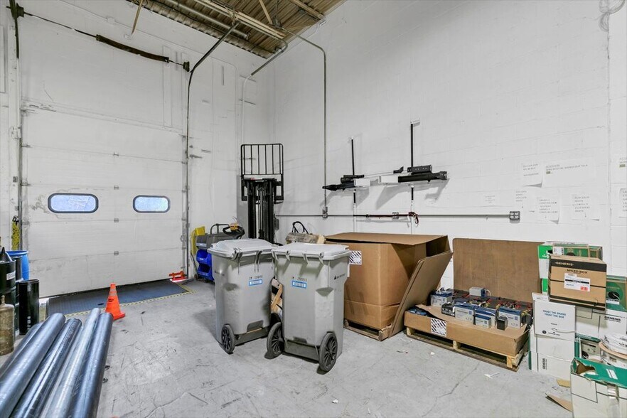 More Photos Of 118 Quinnipiac Ave, North Haven Warehouse For Lease