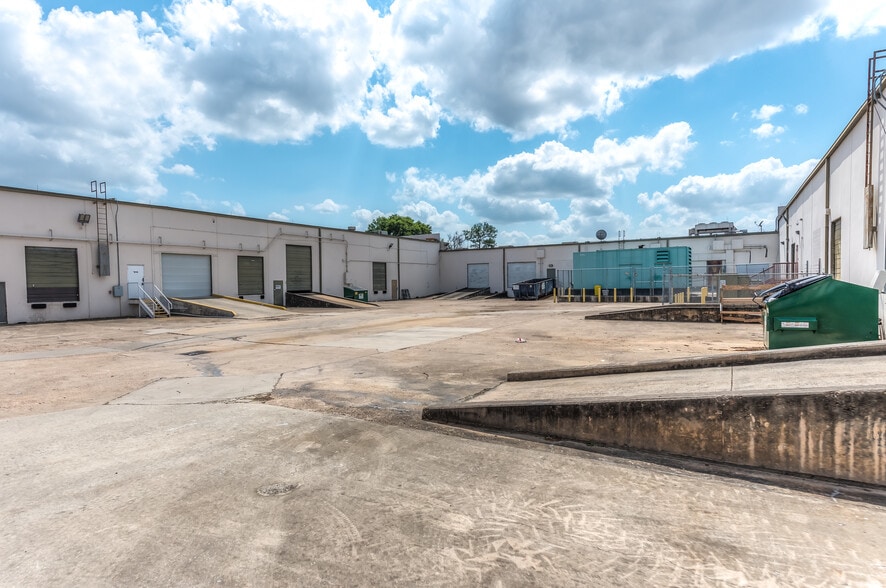 More Photos Of 7000-7070 Empire Central Dr, Houston Warehouse For Lease
