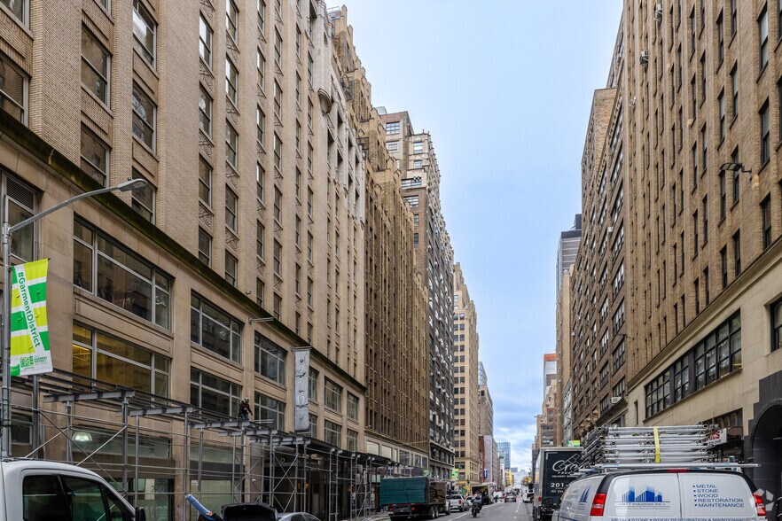 More Photos Of 260 W 39th St, New York Office For Lease