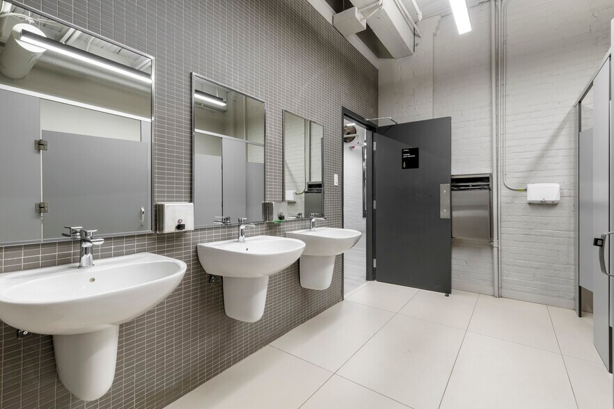 More Photos Of 5425 Rue De Bordeaux, Montréal Office For Sale