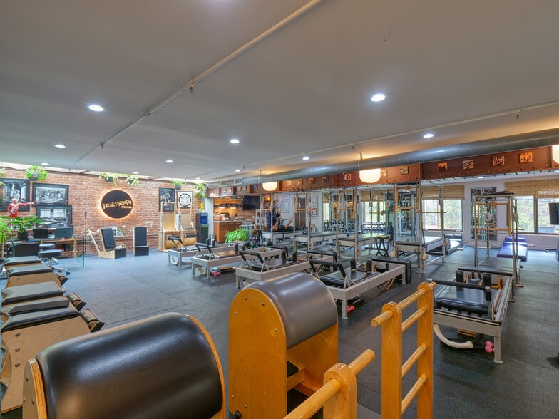 More Photos Of 7494 Santa Monica Blvd, West Hollywood Hotel For Sale