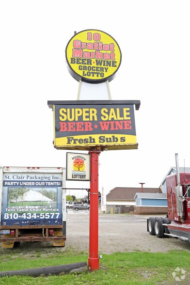 More Photos Of 10 Gratiot Blvd, Marysville Freestanding For Sale