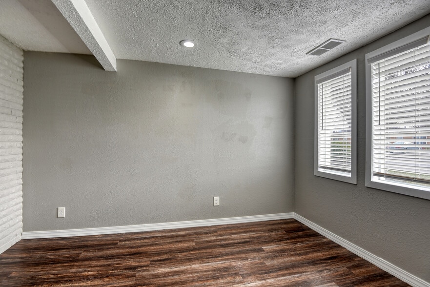 More Photos Of 10525 E Main Ave, Spokane Valley Office For Sale