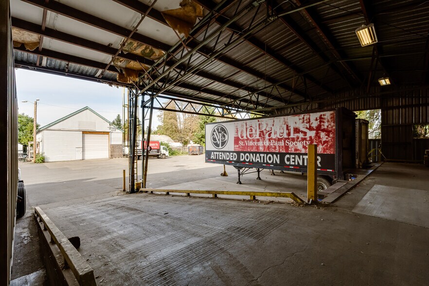 More Photos Of 135-145 N Cleveland St, Eugene Warehouse For Sale