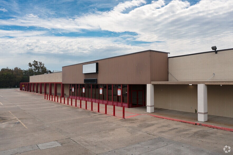 More Photos Of 1701 Fairway Dr, Alvin Unknown For Lease