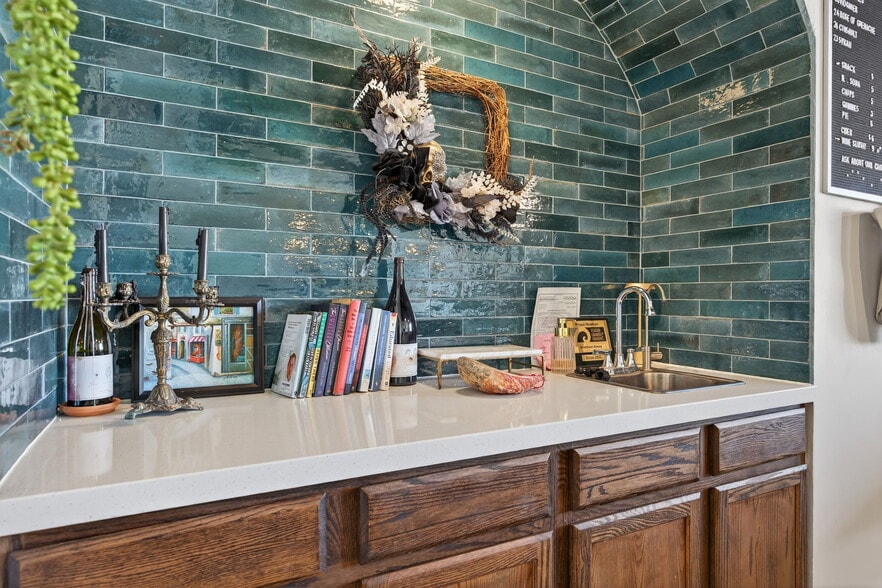 More Photos Of 4517 Market St, Ventura Light Distribution For Sale