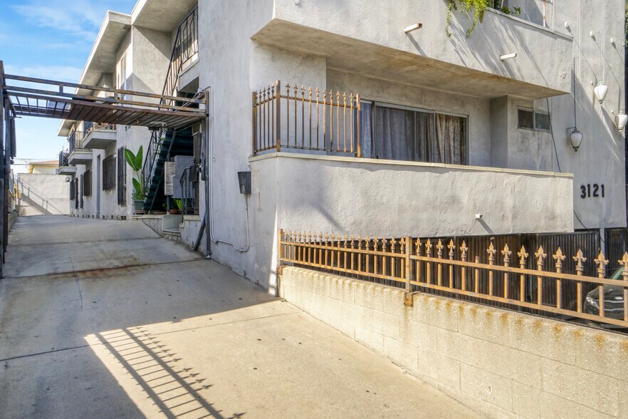 More Photos Of 3121 S Canfield Ave, Los Angeles Apartments For Sale