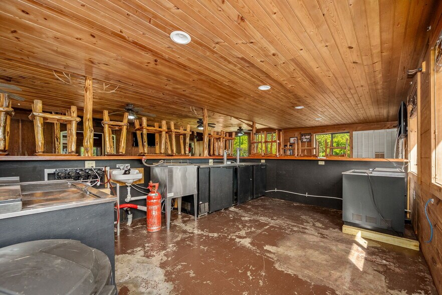 More Photos Of 7080 Dale Ridge Rd, Lancaster Convenience Store For Sale