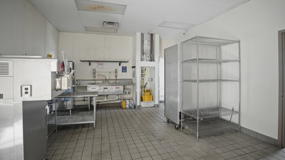 More Photos Of 2882-2904 Long Beach Rd, Oceanside Freestanding For Lease