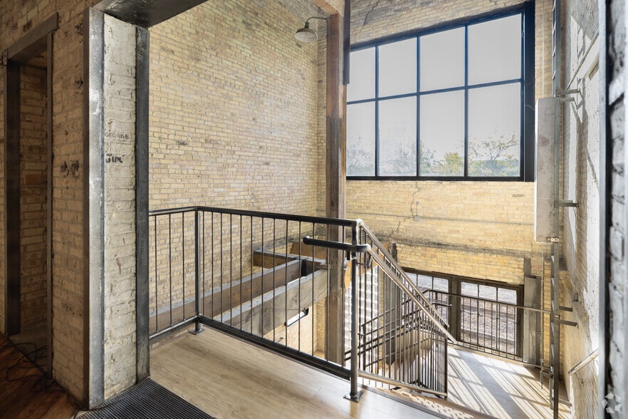 More Photos Of 1741 W Saint Paul Ave, Milwaukee Flex For Sale