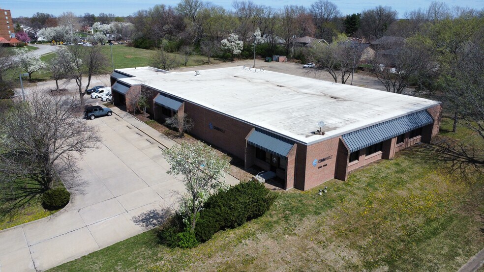 More Photos Of 6200 Main St, Grandview Office For Lease