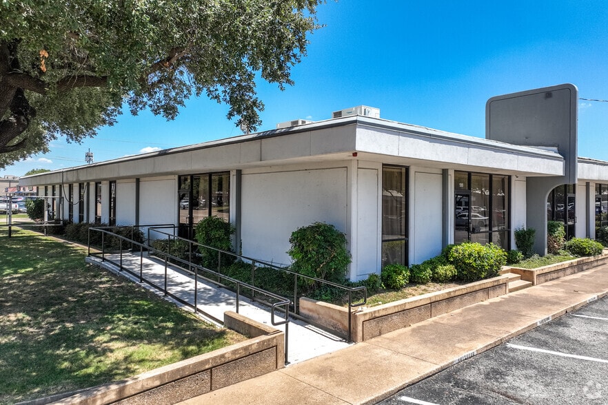 Primary Photo Of 11550 Plano Rd, Dallas Unknown For Lease