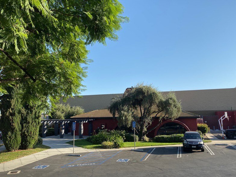 More Photos Of 395 N Rosemead Blvd, Pasadena General Retail For Lease