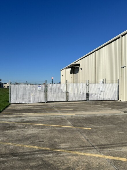 More Photos Of 3001 S Darla Ave, Gonzales Warehouse For Lease