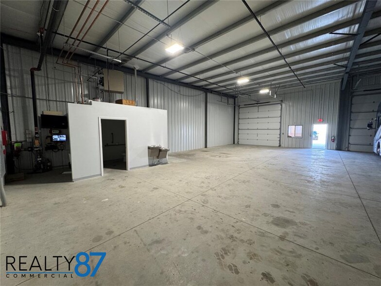 More Photos Of 324 44th St, Marion Warehouse For Lease