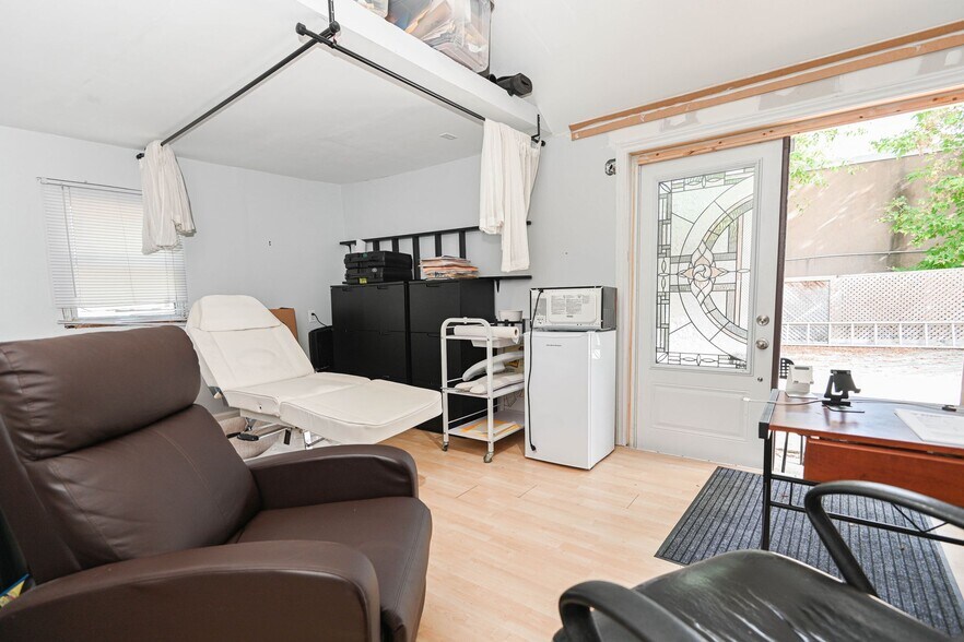 More Photos Of 37 Dundas St W, Mississauga Storefront Retail Residential For Sale