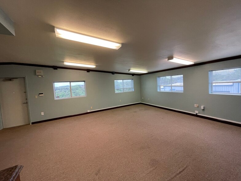 More Photos Of 1607 N Cuernavaca Dr, Austin Warehouse For Lease