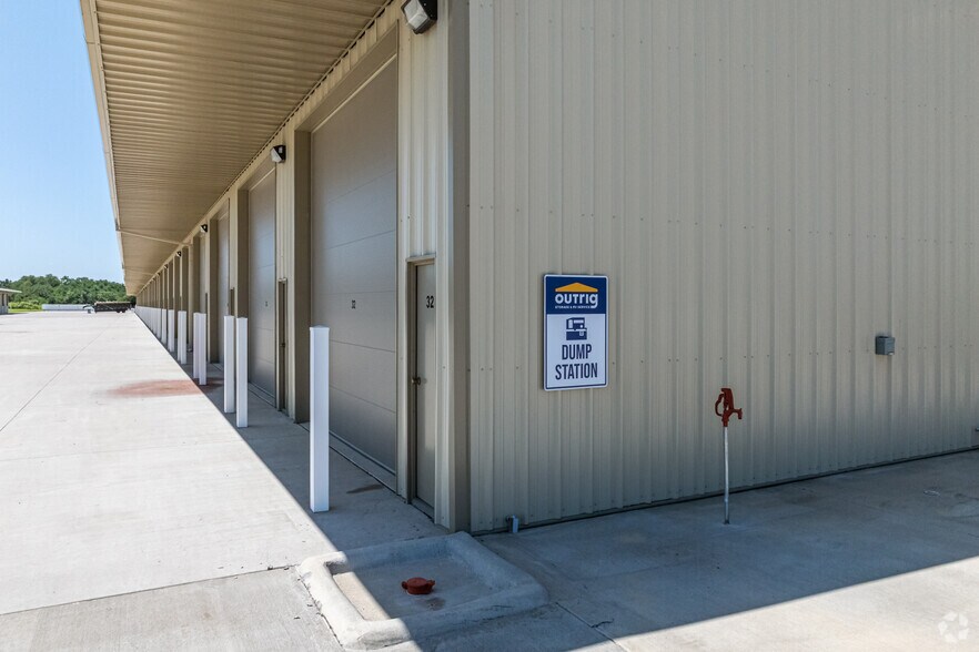 More Photos Of 14600 N US Highway 169, Smithville Self Storage For Lease