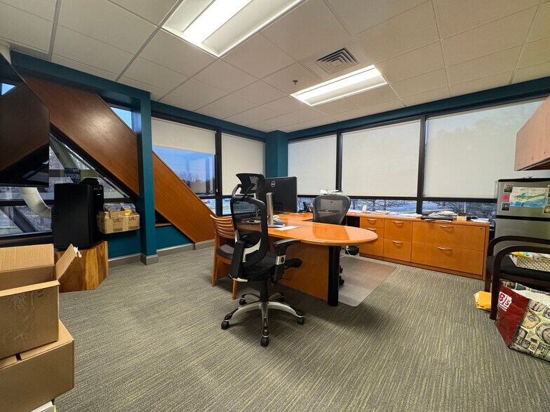 More Photos Of 1611 Pond Rd, Allentown Medical For Lease