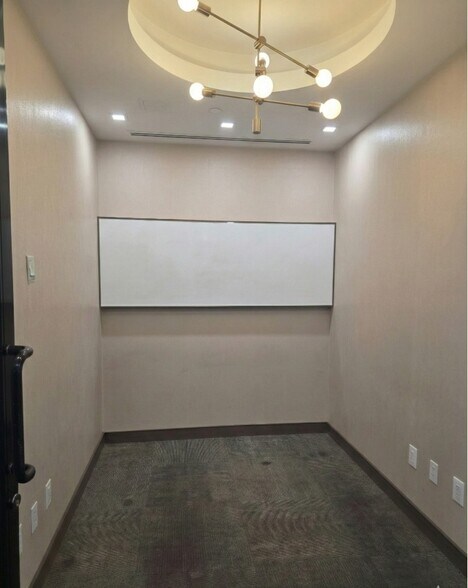More Photos Of 38-08 Union St, Flushing Office Residential For Lease