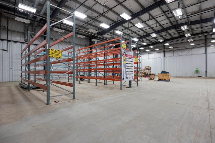 More Photos Of 105 Oak Crt, Anzac Warehouse For Sale