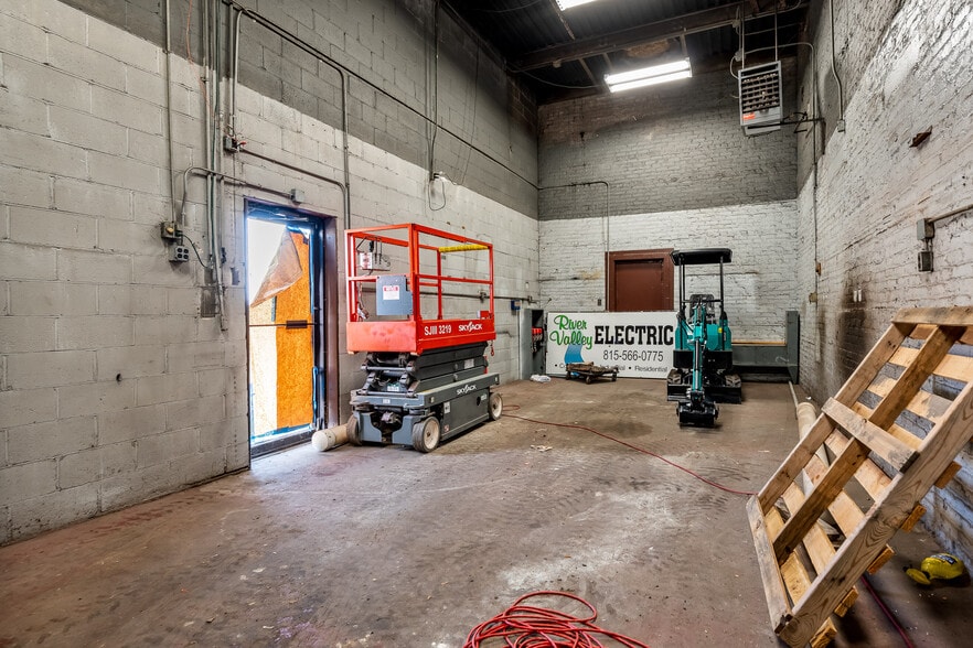 More Photos Of 727 1st Ave, Rockford Industrial For Sale