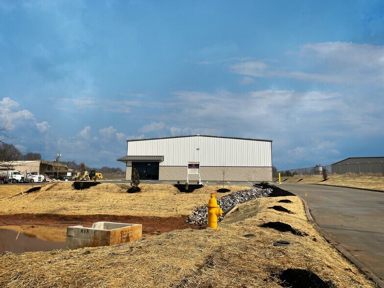 More Photos Of 255 Needmore Rd, Clarksville Warehouse For Lease