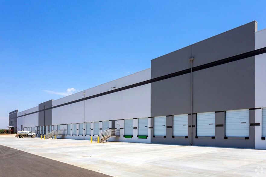 More Photos Of 8115 W Riggin Rd, Visalia Warehouse For Lease