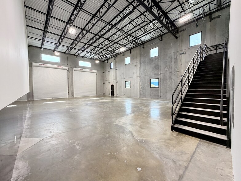 More Photos Of 3929 Pipkin Rd, Lakeland Warehouse For Lease