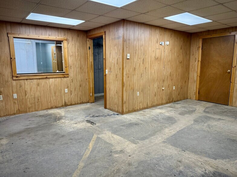 More Photos Of 21 Squires St, Cortland Warehouse For Lease