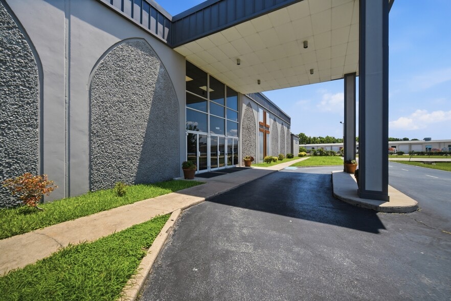 More Photos Of 14400 Northwest Fwy, Houston Religious Facility For Sale