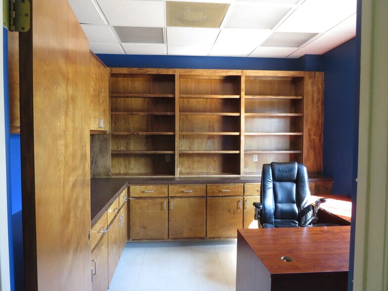 More Photos Of 1205-1211 W Austin St, Port Lavaca Office For Sale