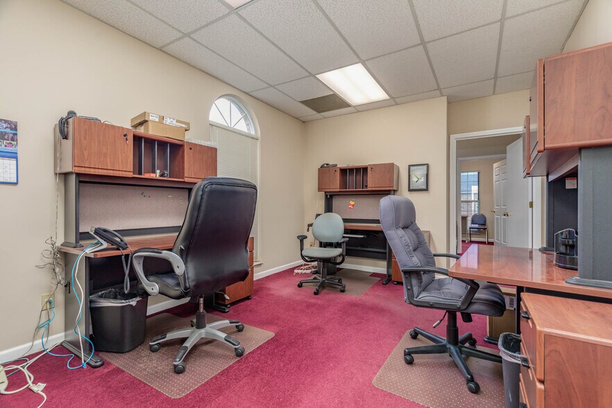 More Photos Of 116 Cliff Cave Rd, Saint Louis Office For Lease