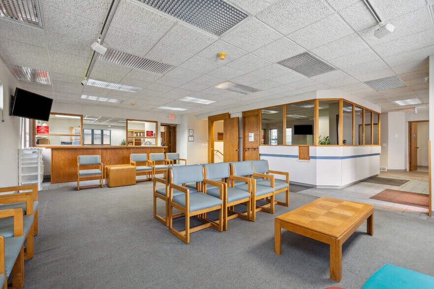 More Photos Of 305 E San Marnan Dr, Waterloo Medical For Sale