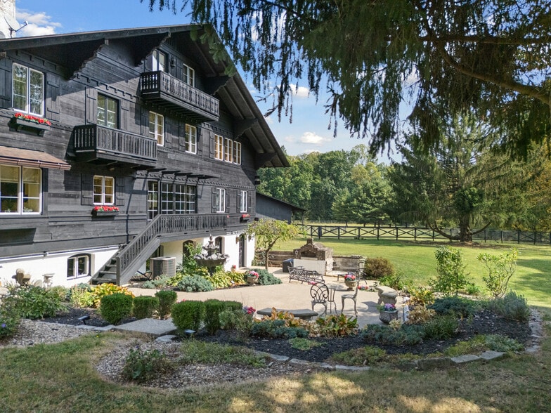 More Photos Of 550 Warner rd, Vienna Specialty For Sale