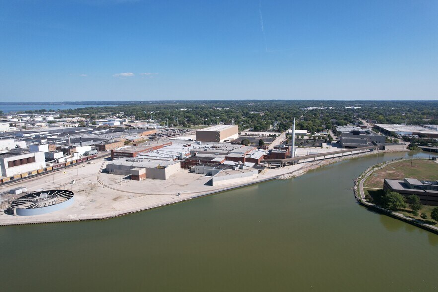 More Photos Of 500 Day St, Green Bay Manufacturing For Sale