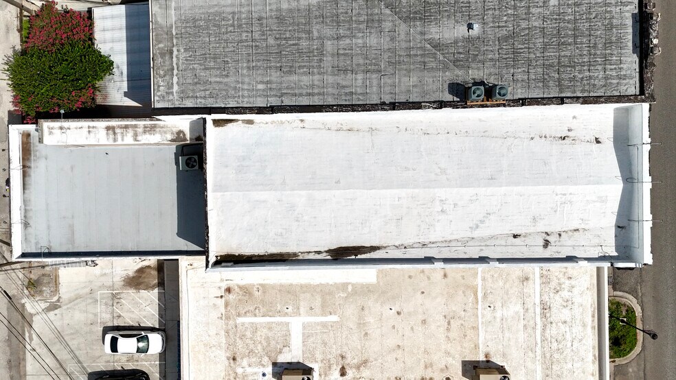 More Photos Of 209 N Washington St, Beeville Bar For Sale