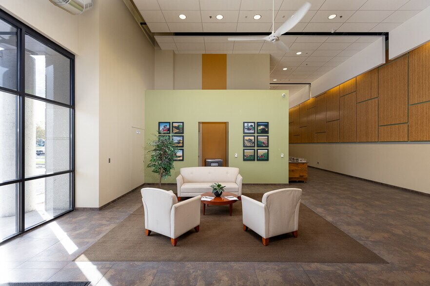 More Photos Of 10708 N Pomona Ave, Kansas City Flex For Sale