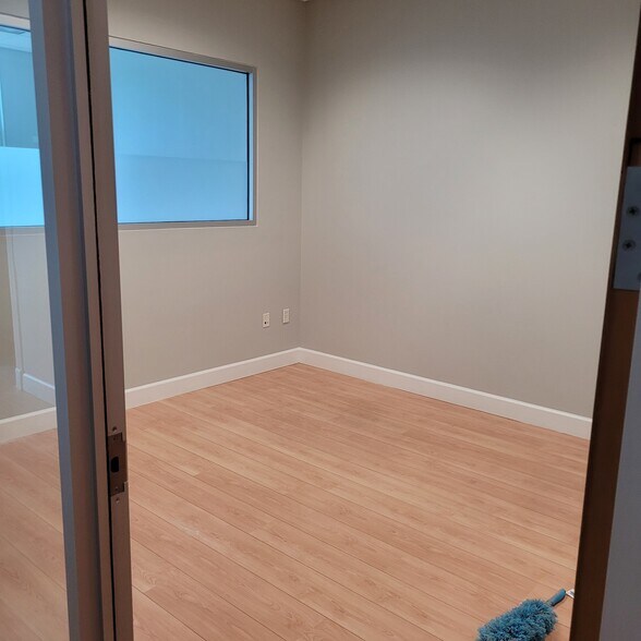 More Photos Of 7751 Kingspointe Pky, Orlando Light Distribution For Lease