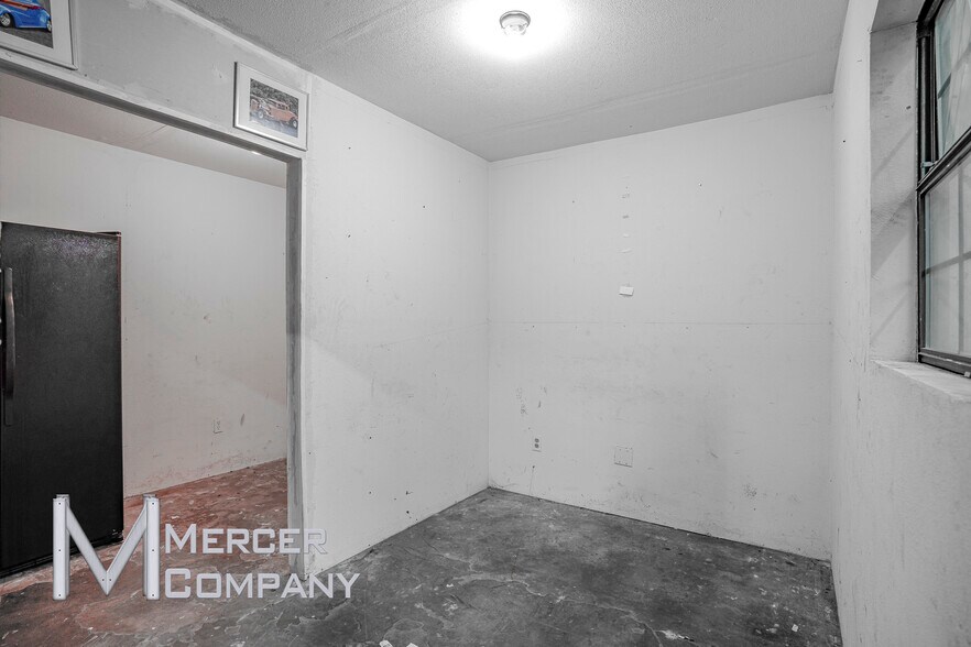 More Photos Of 3103 W Pioneer Pky, Pantego Warehouse For Lease