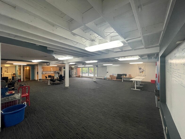 More Photos Of 2741 Middlefield Rd, Palo Alto Office For Lease